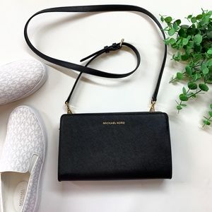 Michael Kors Medium Crossbody Zipper Magnetic Snap Card Sleeves Pockets